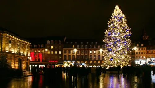 Le sapin de Noël de Strasbourg se casse en deux