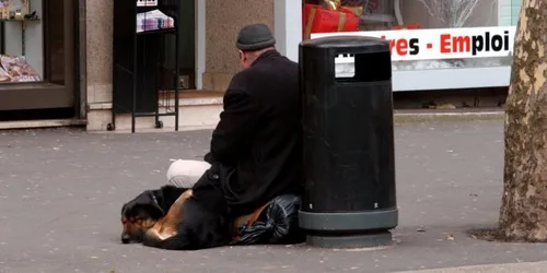 SDF, Pierre trouve un logement et des propositions d'embauche grâce...