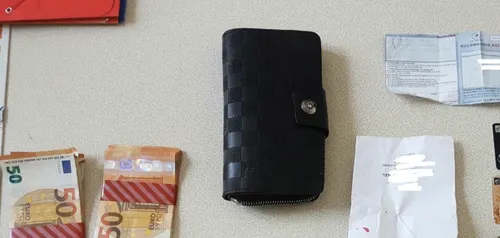 Il trouve un portefeuille avec 4 300 euros... et le rapporte à la...