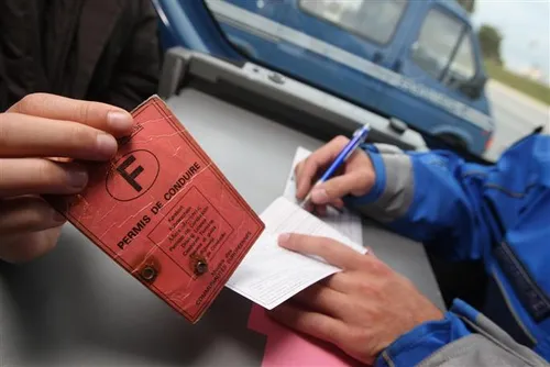 Privé de permis, il remercie les gendarmes avec une carte postale