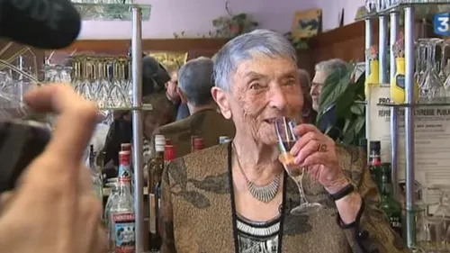 A 100 ans, Marie-Lou tient toujours son café !