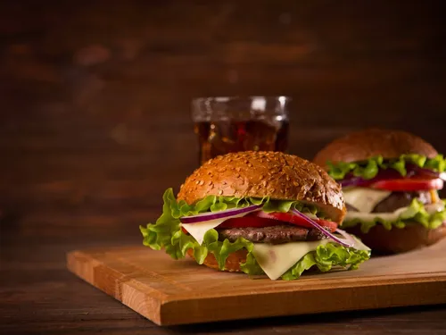 Il vaut mieux manger deux burgers qu'un seul avec des frites