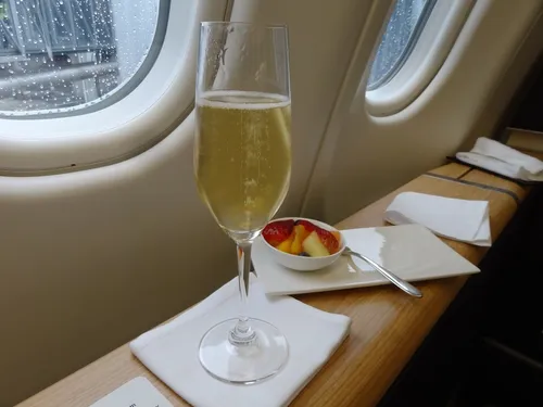 En plein vol, elle exige une flûte de champagne et fait atterrir...