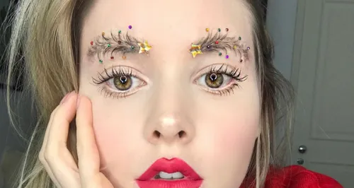 La nouvelle tendance des fêtes ? Les sourcils sapin de Noël !
