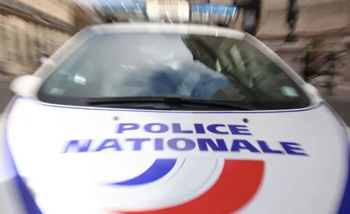 Marseille : un vigile s’accroche au capot de la voiture d’un voleur...