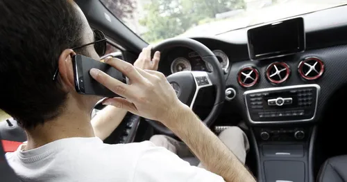 Téléphone au volant : vers la suspension de permis ?