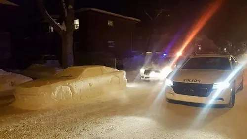 Il piège les policiers avec une voiture sculptée dans la neige