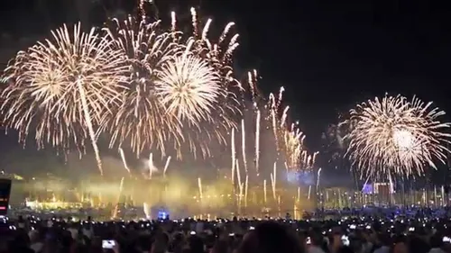 Marseille : un feu d'artifice et un baiser collectif géant pour la...