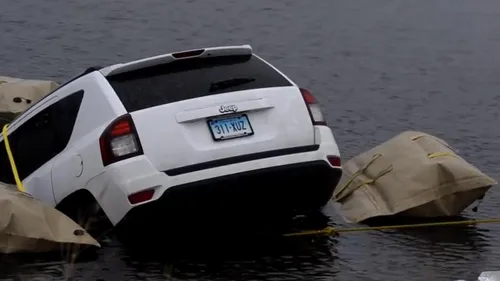 Ils suivent les indications de Waze et finissent... dans un lac