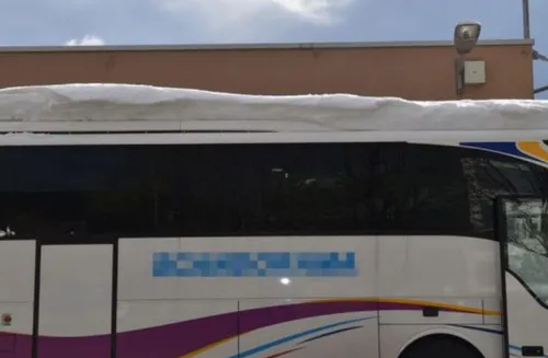 Un autocar arrêté par la police avec... 1,6 tonne de neige sur le toit