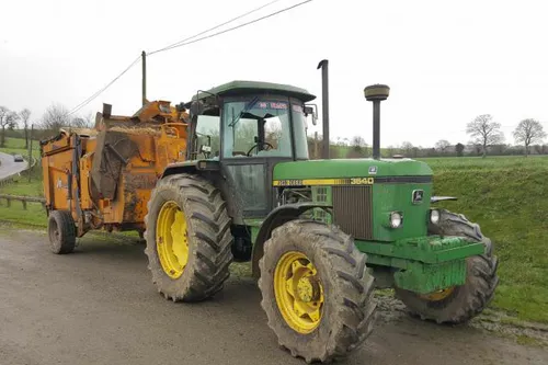 Il fuit les gendarmes avec son... tracteur
