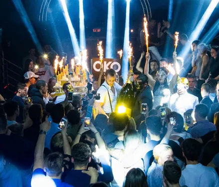 Toulon : la plus grosse bouteille de champagne au monde vendue dans...