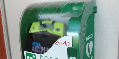 Reçu 30 minutes avant par le club, un défibrillateur permet de...