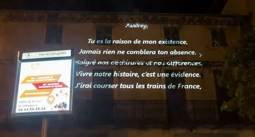 Il déclare sa flamme en projetant un poème sur une façade