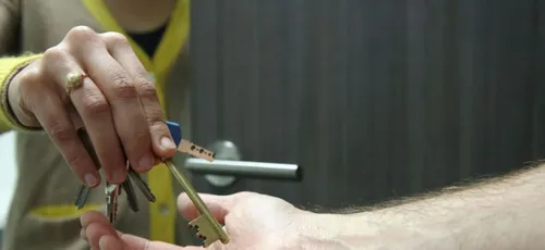 Le voisin perce un trou et s’installe chez lui !