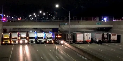 Des camions s’alignent sous un pont pour éviter un suicide