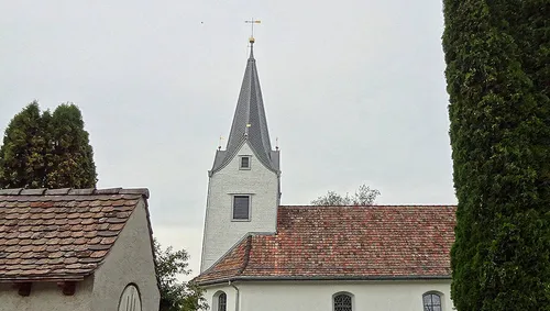 Les cloches de l'église le réveillent, il les bloque