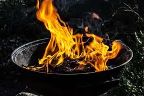 Elle allume son barbecue avec du white-spirit et se brûle grièvement