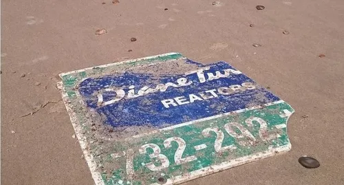 Arraché il y a plus de 5 ans à New-York, un panneau s'échoue en...