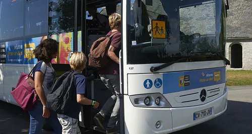 À 3 ans, elle est oubliée pendant quatre heures dans un car