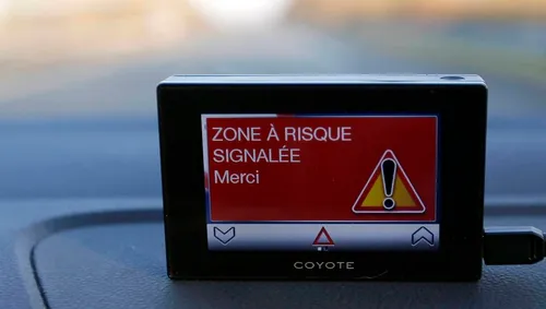 Les contrôles de police bientôt invisibles sur Waze et Coyote ?