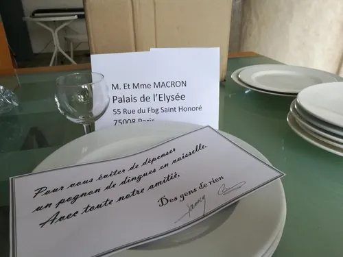 Ils envoient de la vaisselle à l'Élysée "pour éviter de claquer un...