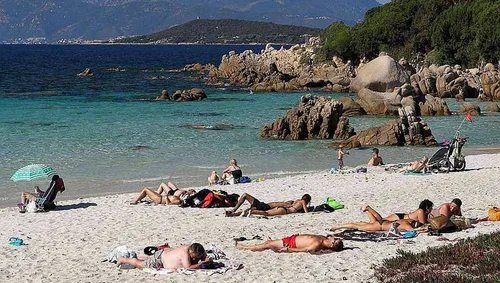 Les plages corses menacées par une pollution à la paraffine