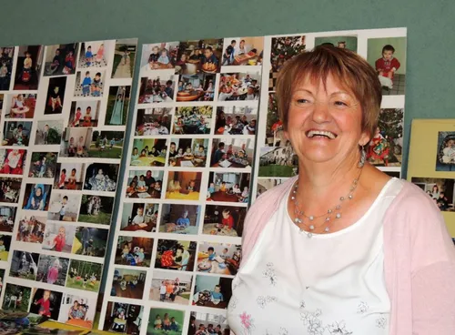 Une nounou invite les 200 enfants qu'elle a gardés pendant toute sa...