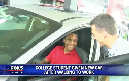 Il fait 30km à pied pour se rendre au boulot, son PDG lui offre son...