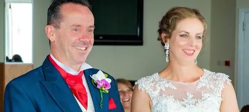 Elle pense assister à la cérémonie d'un couple d'amis, mais elle...