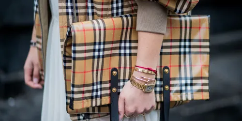 Pour ne pas les brader, l'enseigne Burberry brûle pour 31 millions...