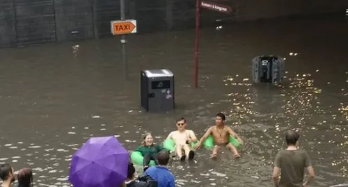 Suède : une gare inondée transformée en piscine par les usagers