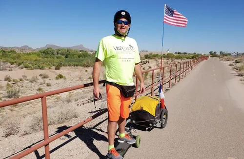 Il s'élance dans un tour du monde en skateboard électrique !