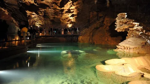 Trois touristes oubliés pendant une nuit entière dans le gouffre de...