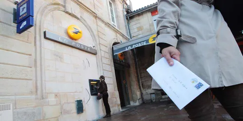 Une femme se sectionne le doigt en postant une lettre