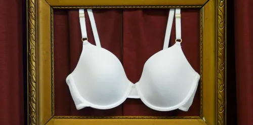 Une Canadienne licenciée car elle ne portait pas de soutien-gorge