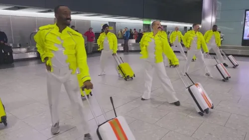 Des bagagistes de l'aéroport de Londres rendent hommage à Freddie...