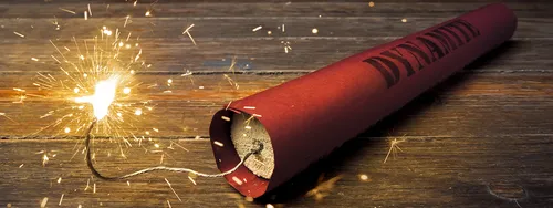 Croyant allumer des bougies, elle fait exploser de la dynamite