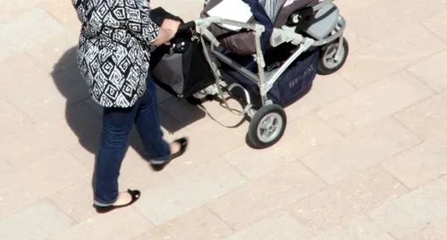 Bousculée par un malvoyant, une jeune femme le blesse avec un couteau