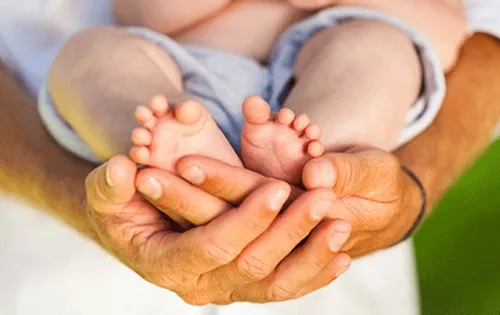 Un congé paternité plus long et obligatoire ?