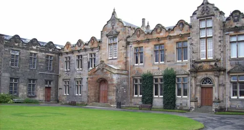 Un milliardaire recrute un staff de 12 personnes pour sa fille...