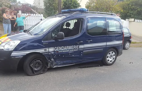 En rédigeant un SMS, le conducteur alcoolisé fonce sur la voiture...