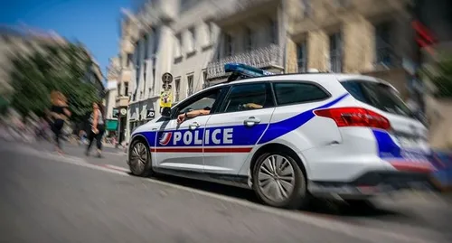 Il met la main aux fesses... à une policière en civil