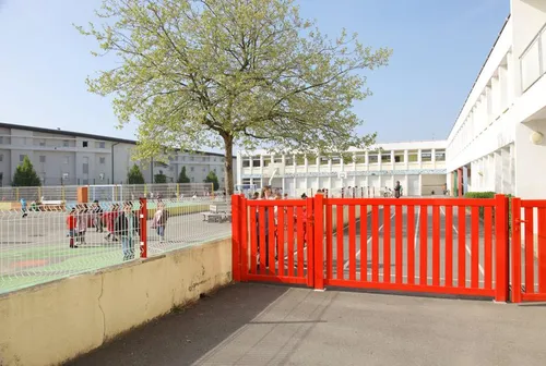 À 5 ans, elle escalade la grille de l'école et s'échappe