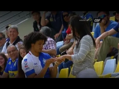 Il célèbre un but en demandant sa compagne en mariage