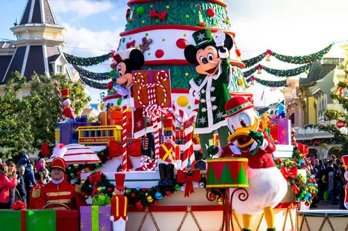 Disneyland Paris : le parc est passé en mode Noël