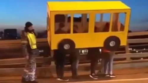 Ils se déguisent en autobus pour traverser un pont... interdit aux...