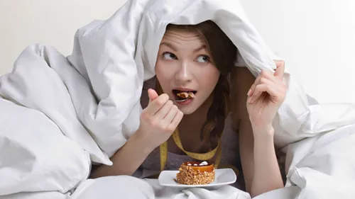 Lecture, repas, TV, jeux vidéo : que font les Français dans leur lit ?