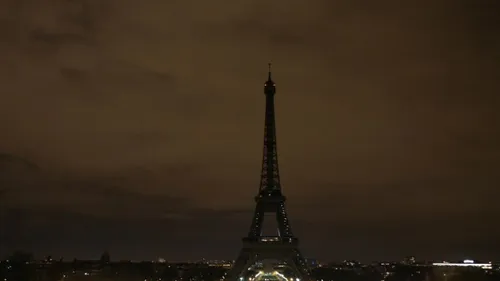 La Tour Eiffel éteinte mercredi soir en hommage aux victimes de...