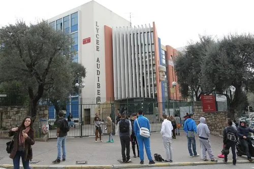 Antibes : leur professeur de sport fait un malaise, quatre lycéens...